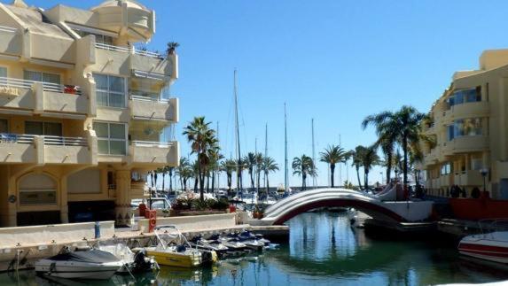 Coqueto Apartamento En Puerto Marina Con Piscina เบนัลมาเดนา ภายนอก รูปภาพ